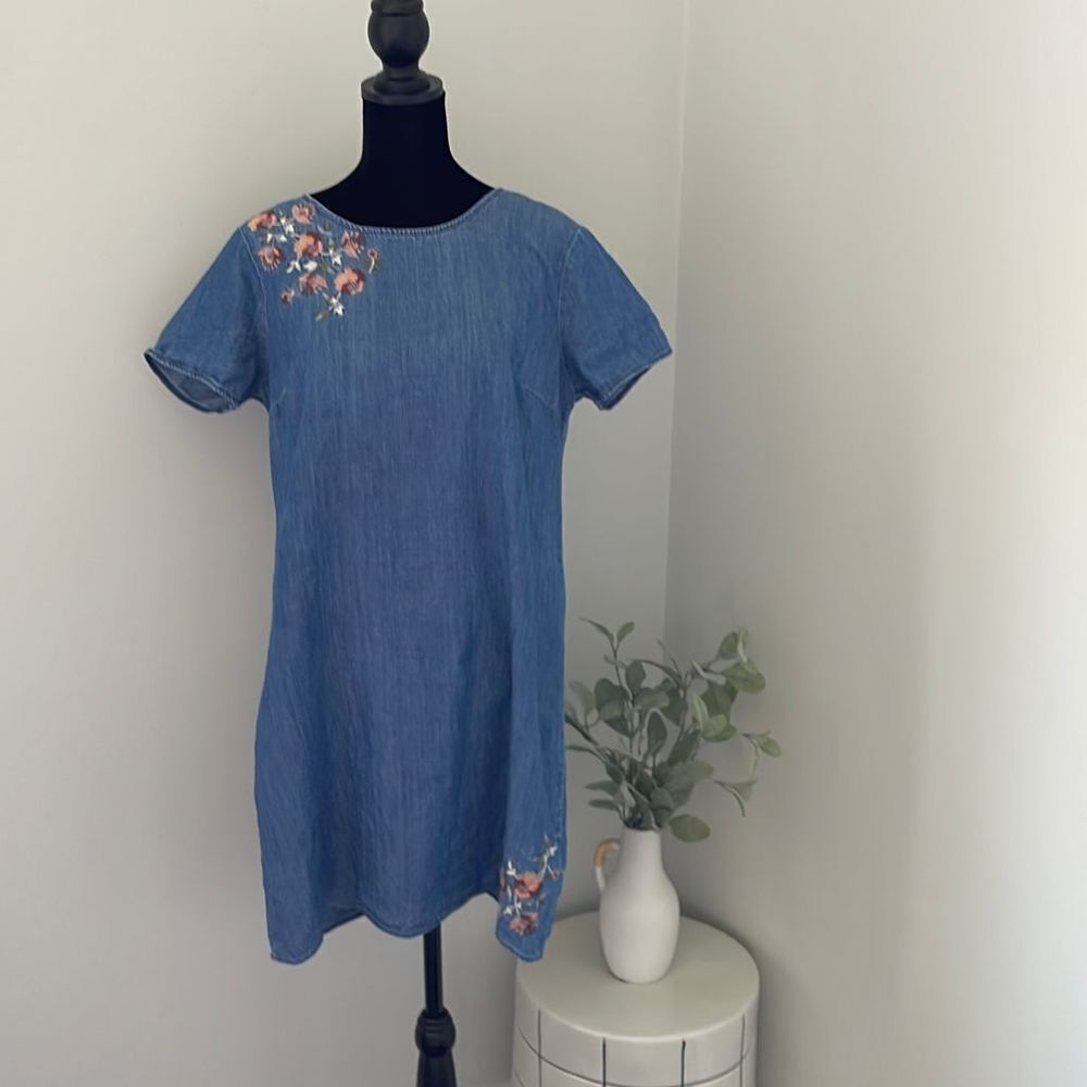 Abercrombie and Fitch Denim Sheath Dress. Size Medium w/embroidered flowers